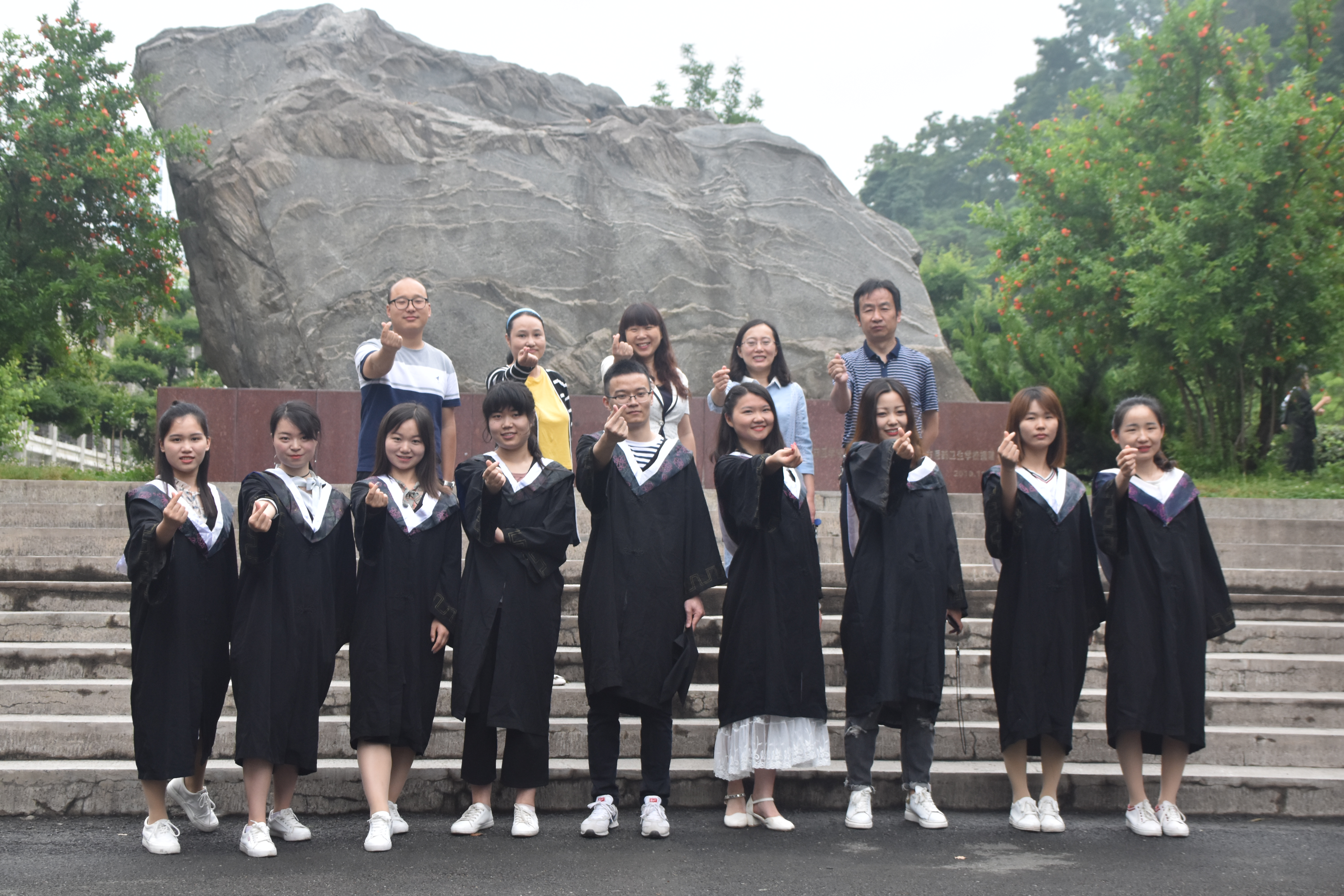 2018年6月支部9名毕业生党员8人读研1人清华直博.JPG