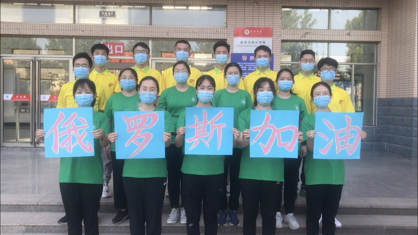 俄罗斯加油机电楼前合照.jpg 俄罗斯加油机电楼前合照.jpg