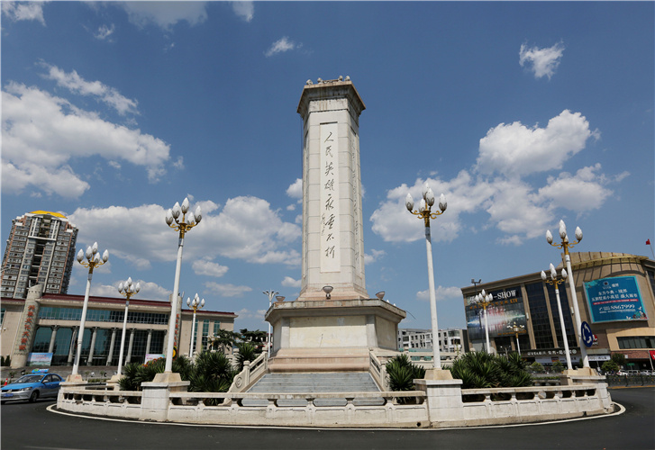 东方红广场南侧的焦作市人民英雄纪念塔.jpg