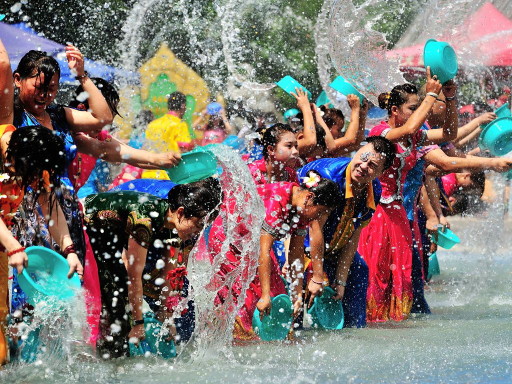 泼水盛况.jpg 泼水盛况.jpg