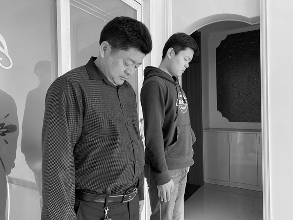 石油工程学院学生会主席，石工1703班张洪枫与家人一同哀悼因疫情逝去的烈士和同胞