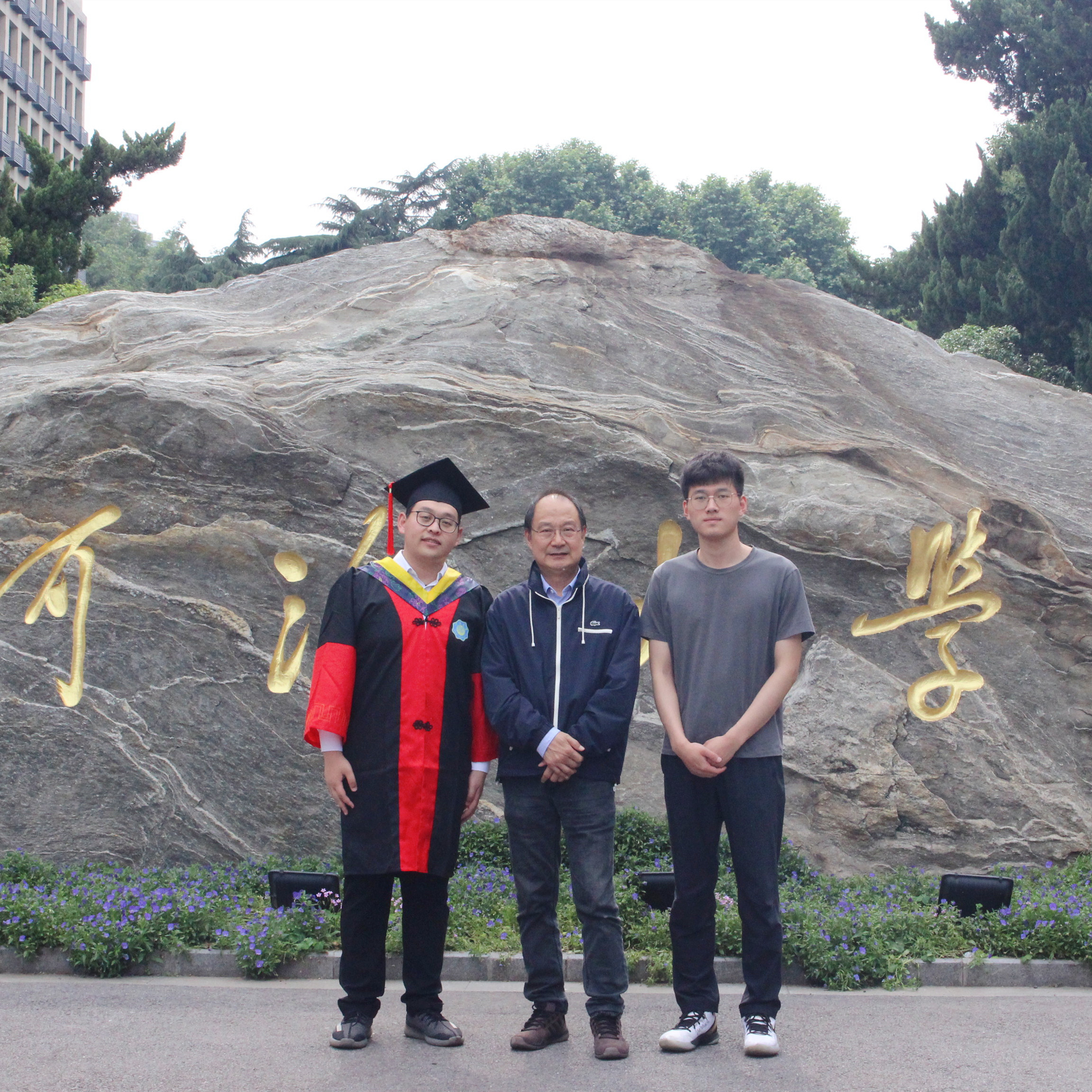 博士毕业照（左一，中间为导师吴建华教授）.jpg