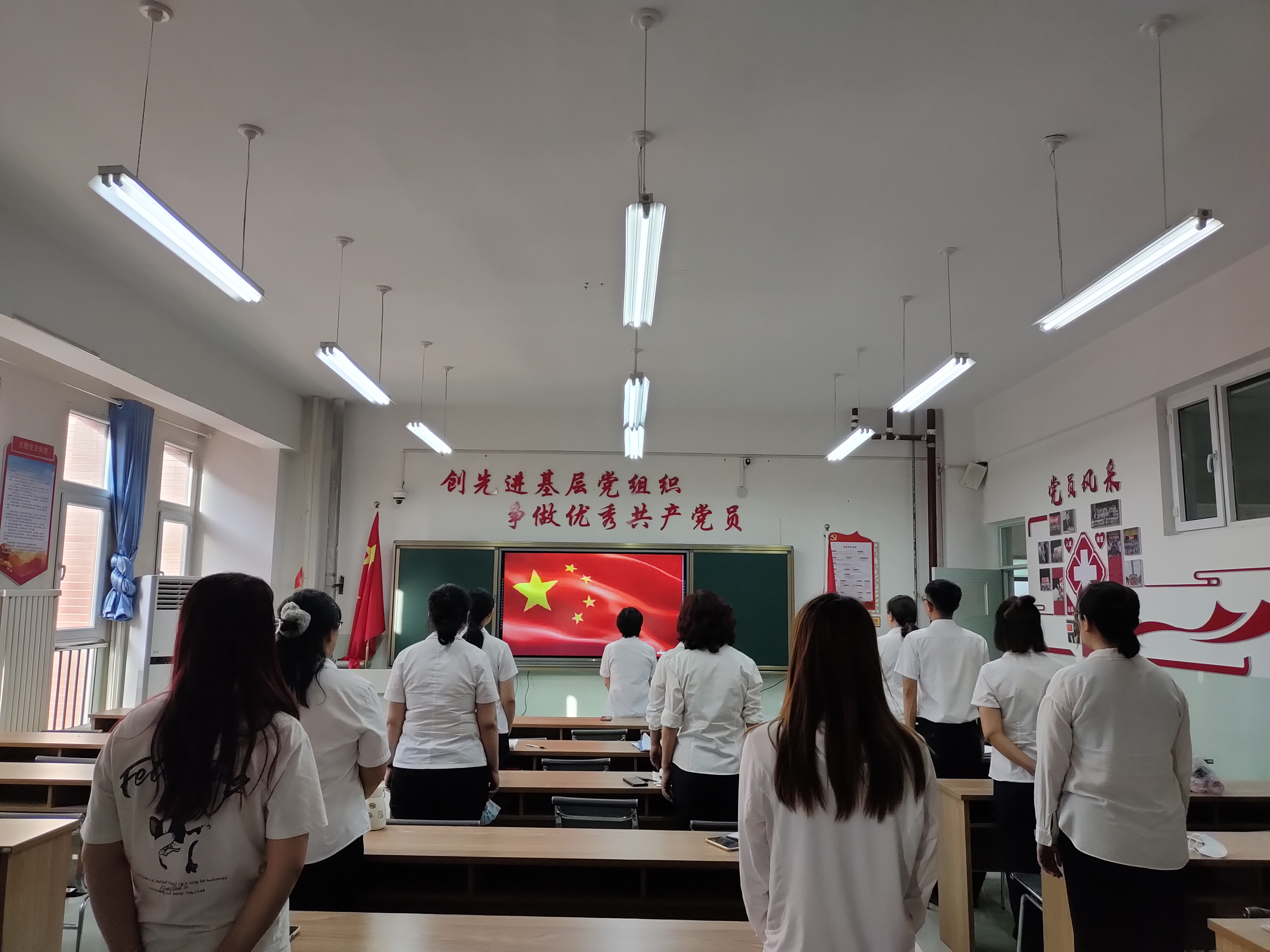 唱中华人民共和国国歌