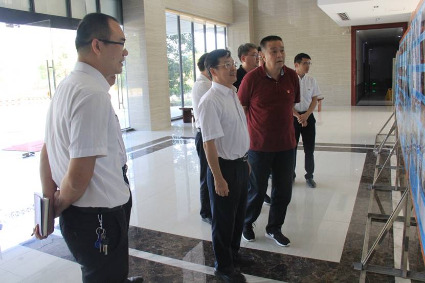 说明: E:\原E盘\继续教育学院\照片\20190926韦荣书记陪同省委第十一巡回指导组张永平副组长等领导到校继续教育学院调研党建工作\韦荣书记向省委第十一巡回指导组张永平副组长等领导介绍我校继续教育办学情况3.JPG