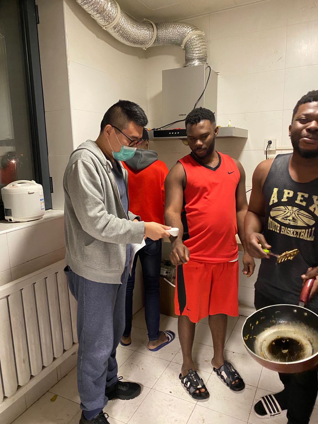 给留学生测体温.jpg 给留学生测体温.jpg