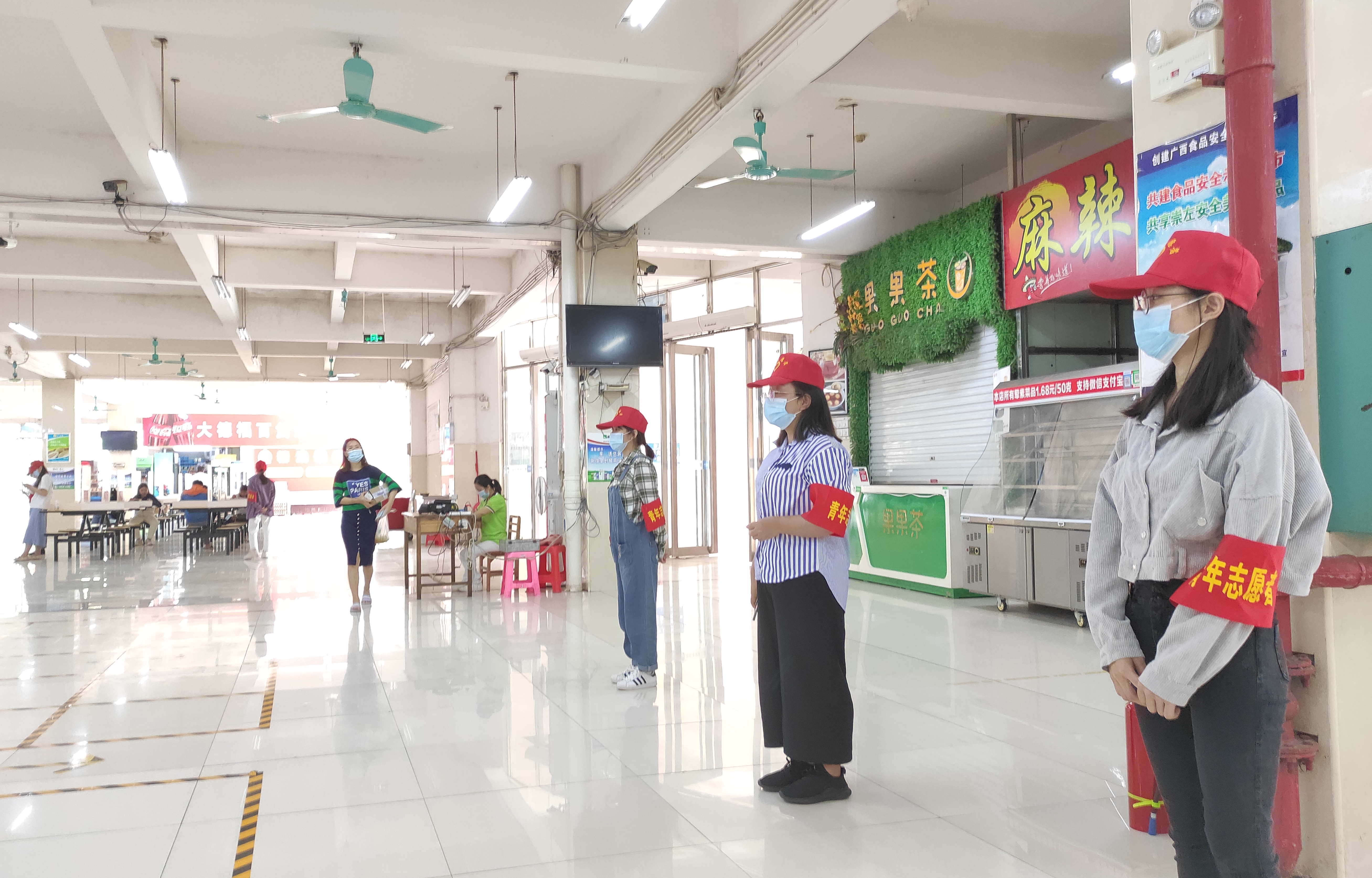 青年志愿者（姚荧霞、韦嫄、蓝方芳）_看图王.jpg