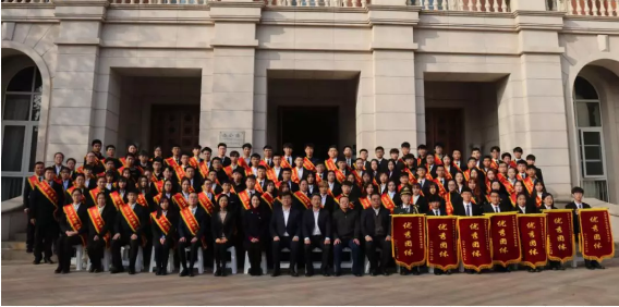 图7 学院领导与获奖学生代表合影.png