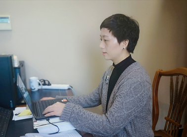信息学院计算机教师党支部副书记陈叶芳老师正在线上讲授《C语言程序设计》.png