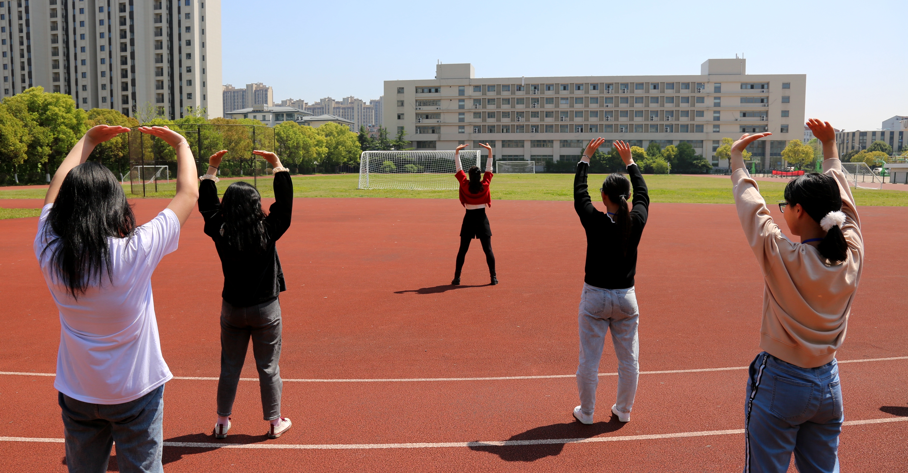 学生参与“绽放战疫青春·坚定制度自信”主题宣传实践活动。