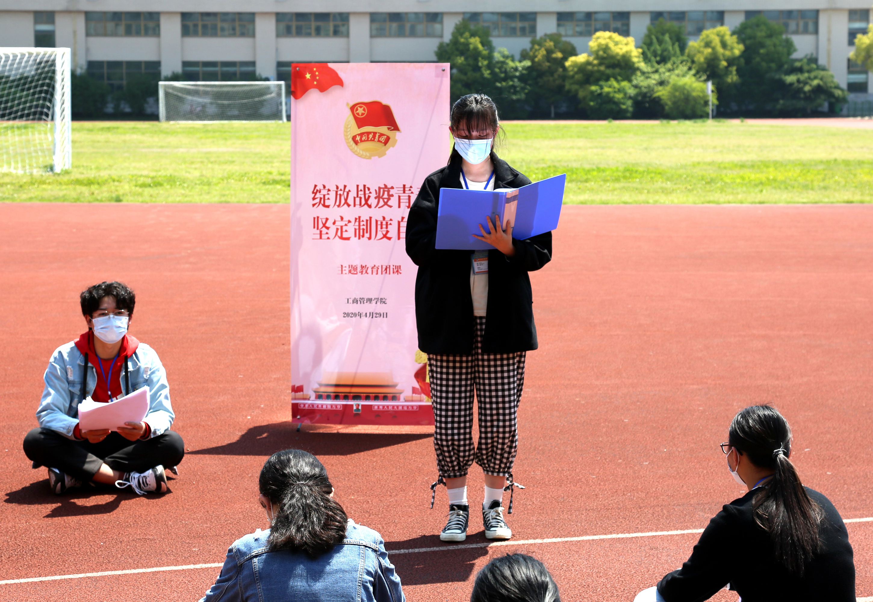同学们首先围绕习近平总书记给北京大学援鄂医疗队全体“90后”党员的回信展开热烈的讨论，讨论过程中，疫情期间参加志愿服务的孙文同学分享了自己抗疫期间的心得体会。