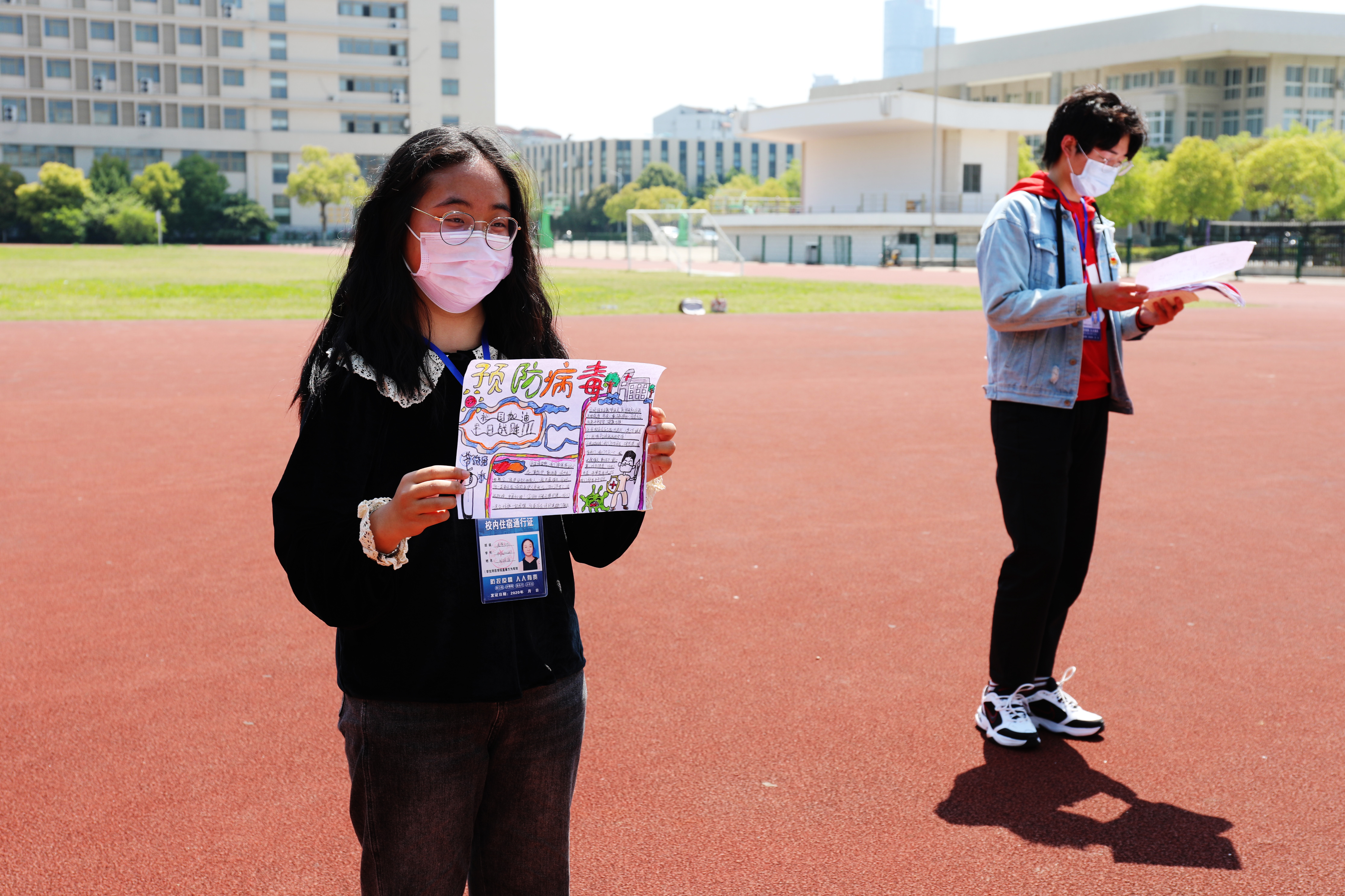 学生分享自己制作的抗击疫情手抄报，宣讲抗疫小知识。
