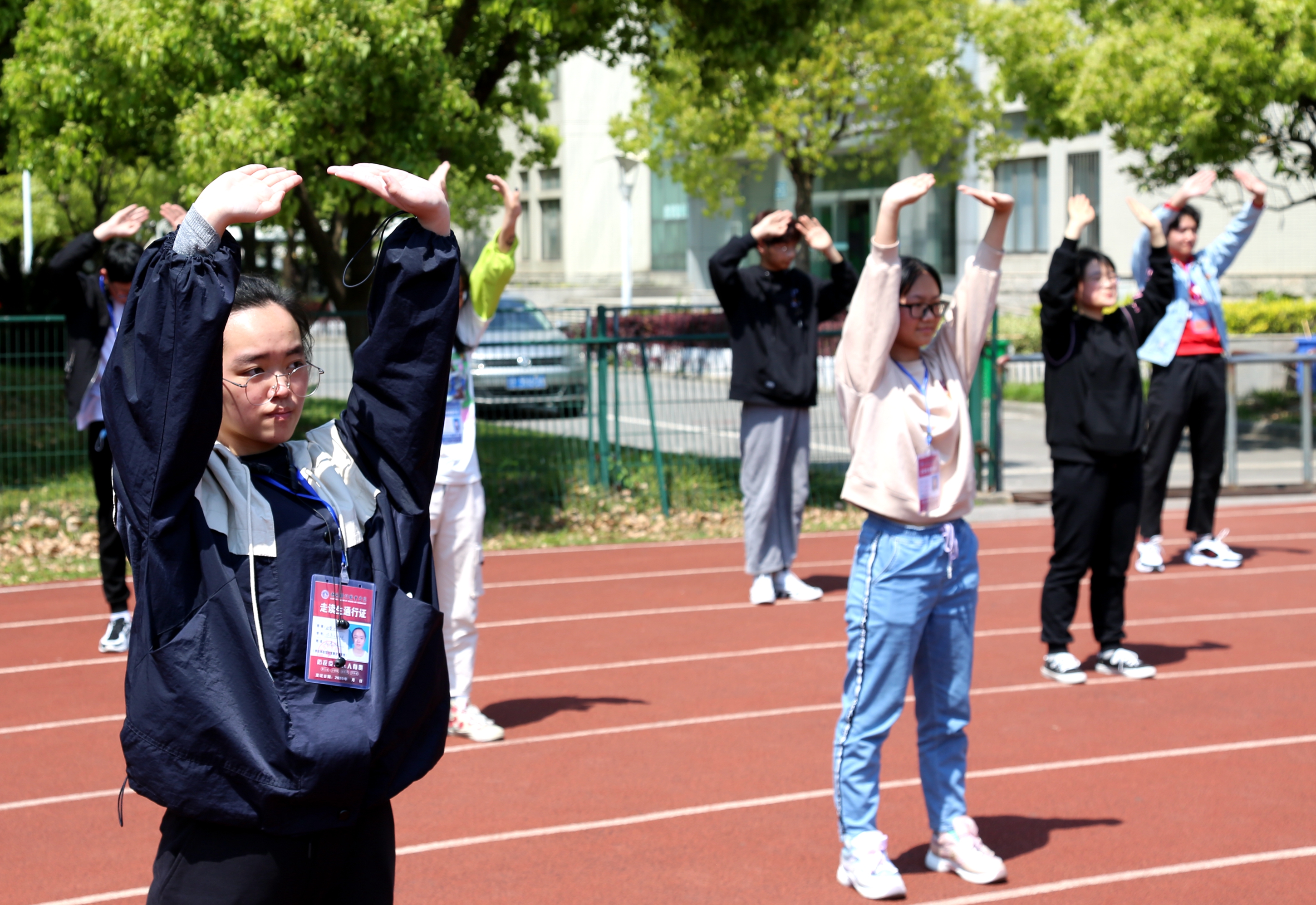 学生认真学习简单武术，班级倡议坚持锻炼，强健体魄。