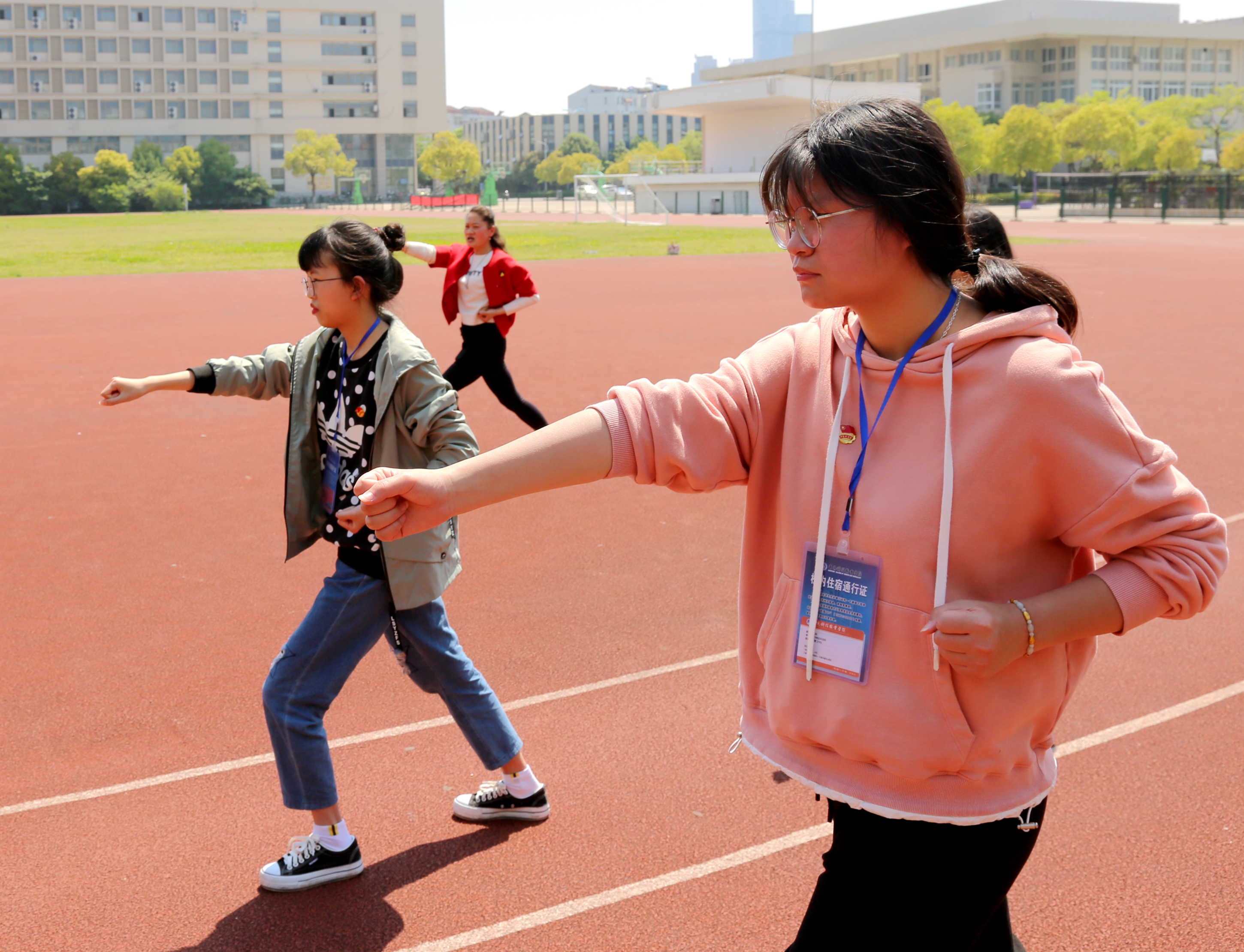 全体学生以强健体魄抗击疫情。