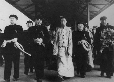 朱德、李济深、周恩来等到北京车站迎接班禅额尔德尼-确吉坚赞.jpg
