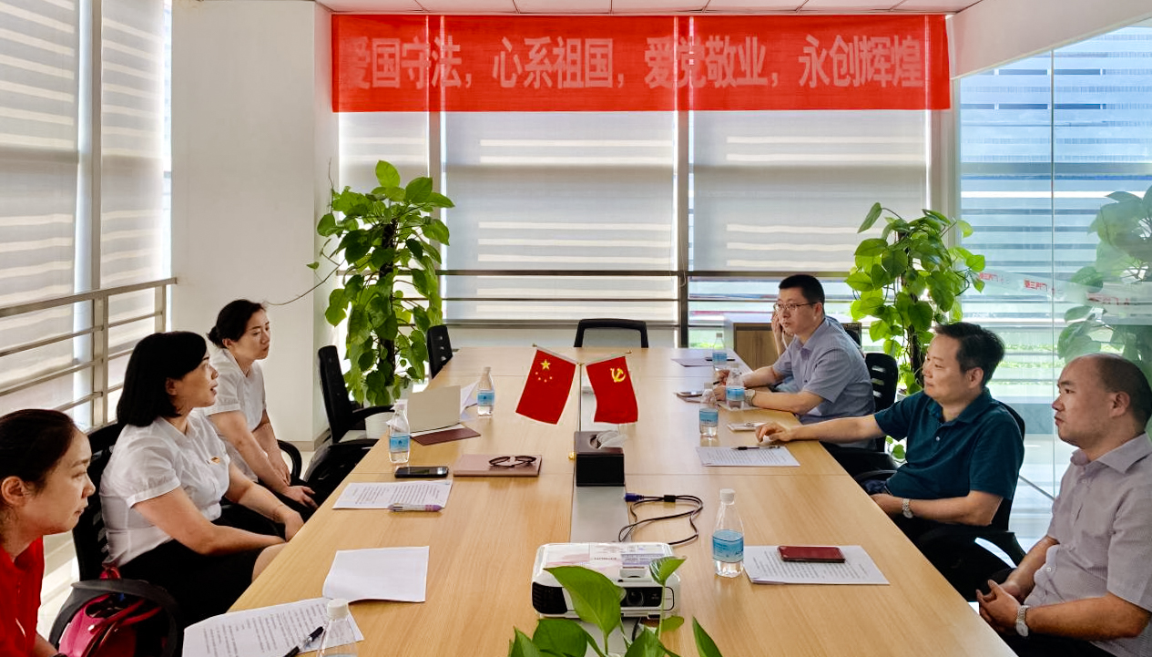 双方在重庆中汽西南汽车有限公司会议室洽谈.jpg