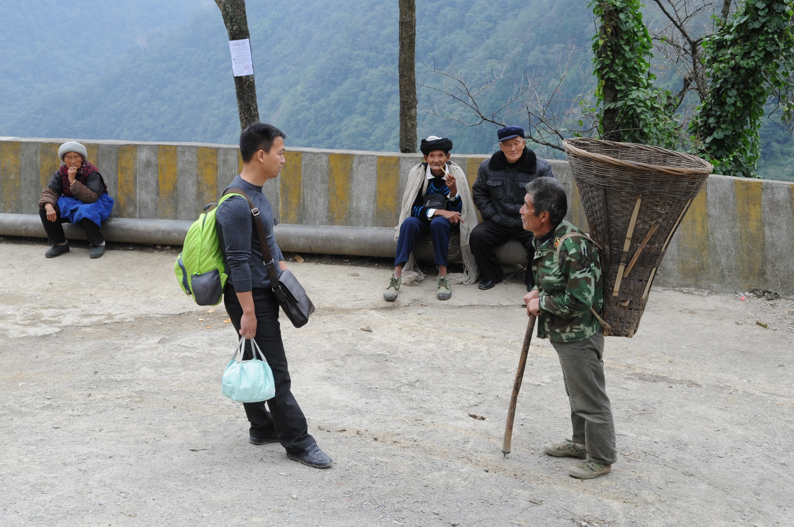 封家福同志在峨边县为觉村山路上与村民交谈.JPG