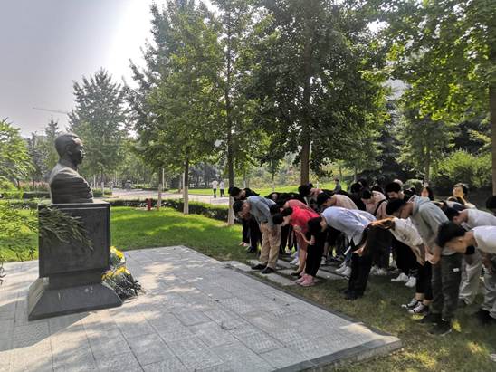 向革命先烈吴运铎敬献花束、鞠躬致敬.jpg