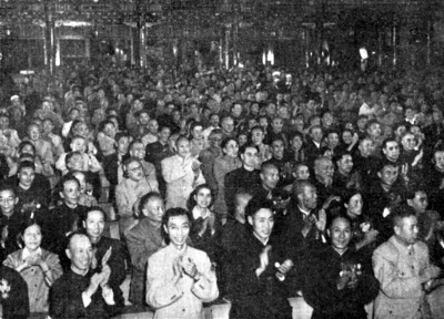 1954年，第一届全国人民代表大会第一次会议投票通过了《中华人民共和国宪法》，全体代表起立鼓掌。邹健东 摄.jpg