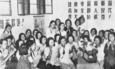 1954年9月15日，第一届全国人民代表大会第一次会议在北京开幕。图为北京女二中的同学们正在收听会议实况。江定保 摄.jpg