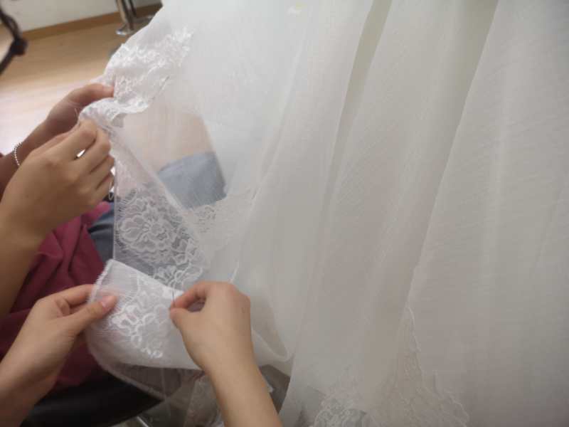 给婚纱蕾丝串珠子.jpg
