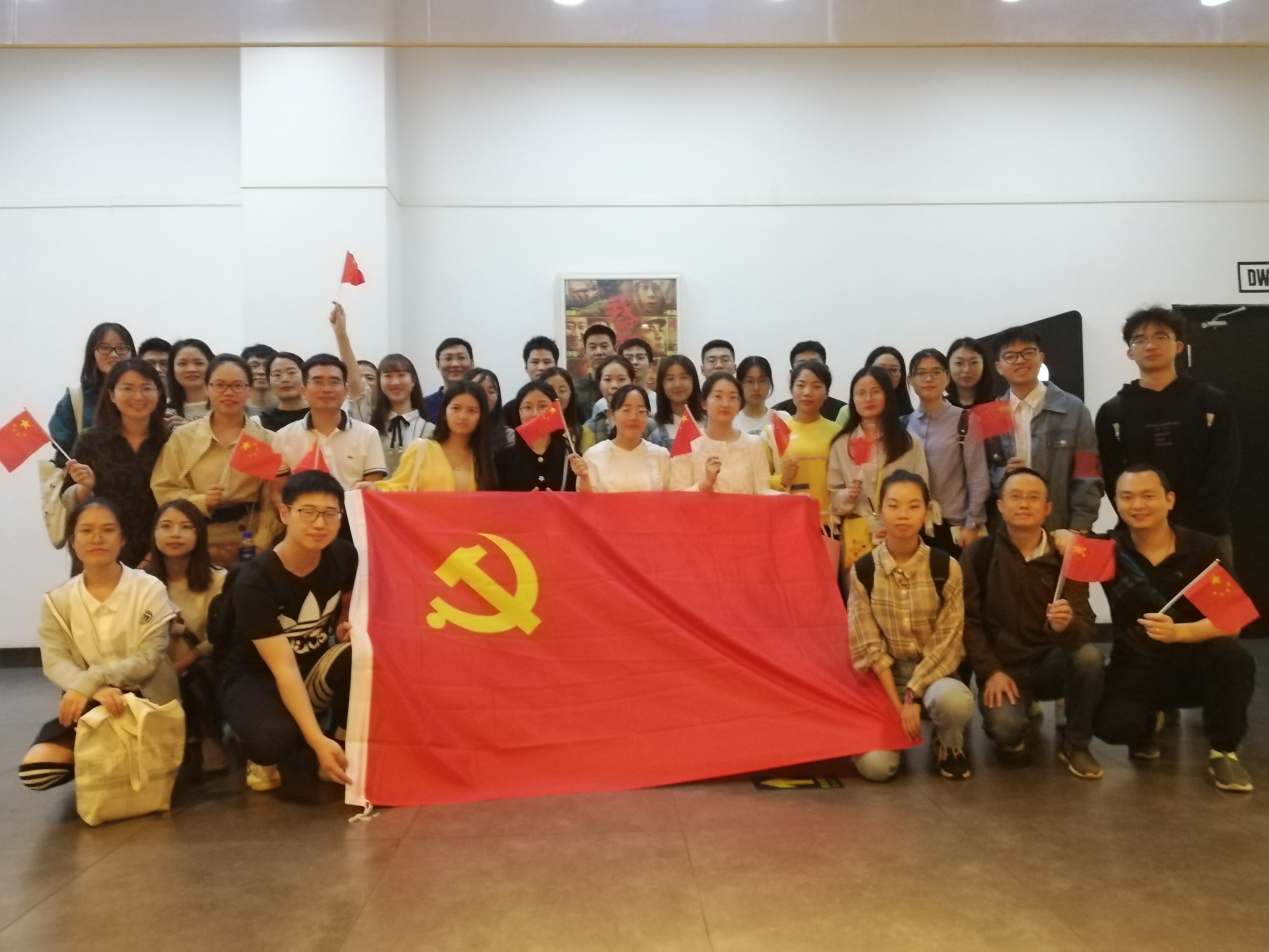 支部党员红色观影.jpg