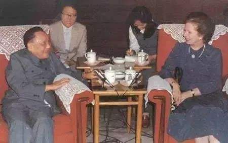 1982年9月24日，邓小平会见英国首相撒切尔夫人，公开提出“一国两制”的构想。.jpg