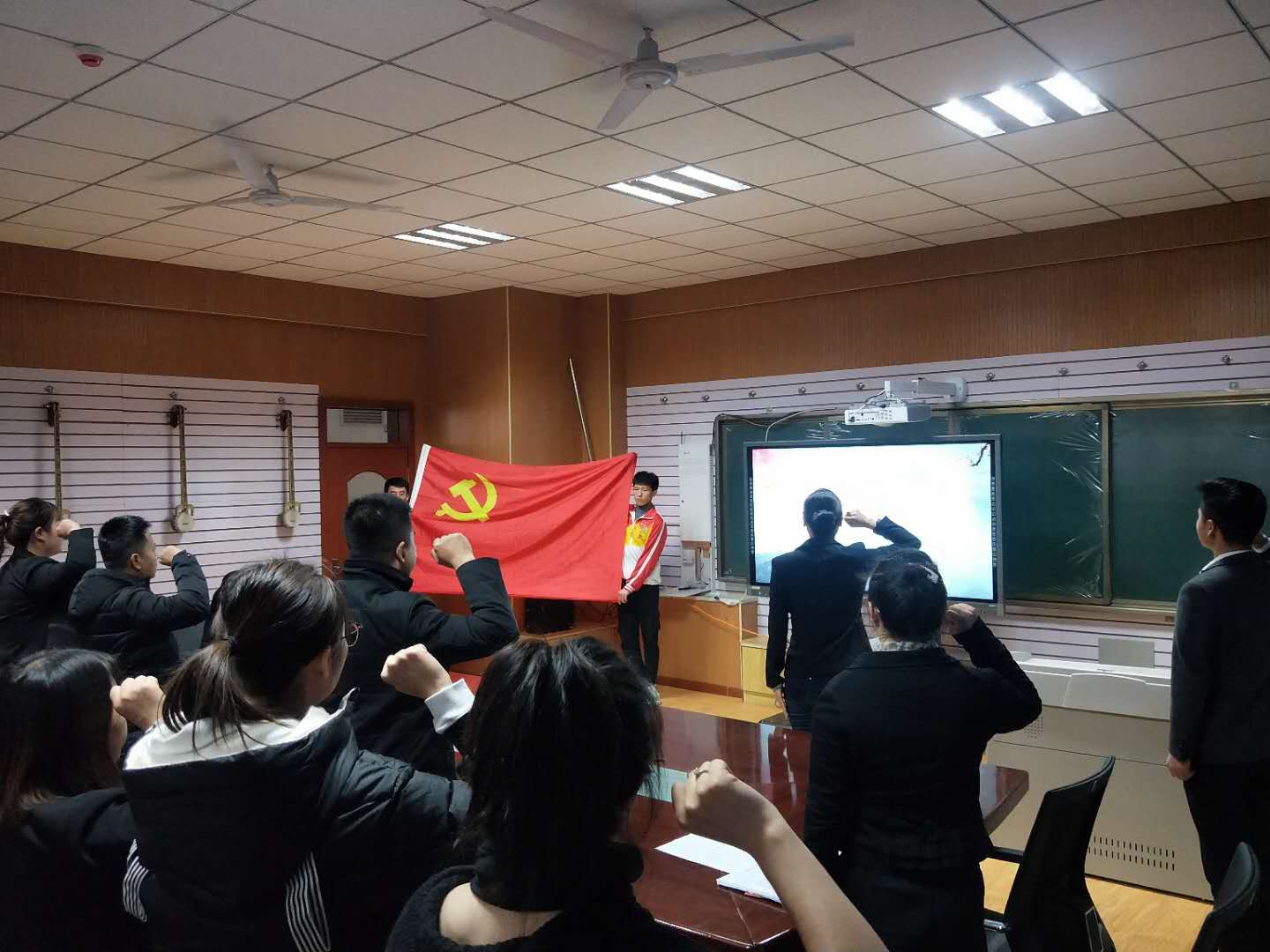 重温入党誓词.jpg