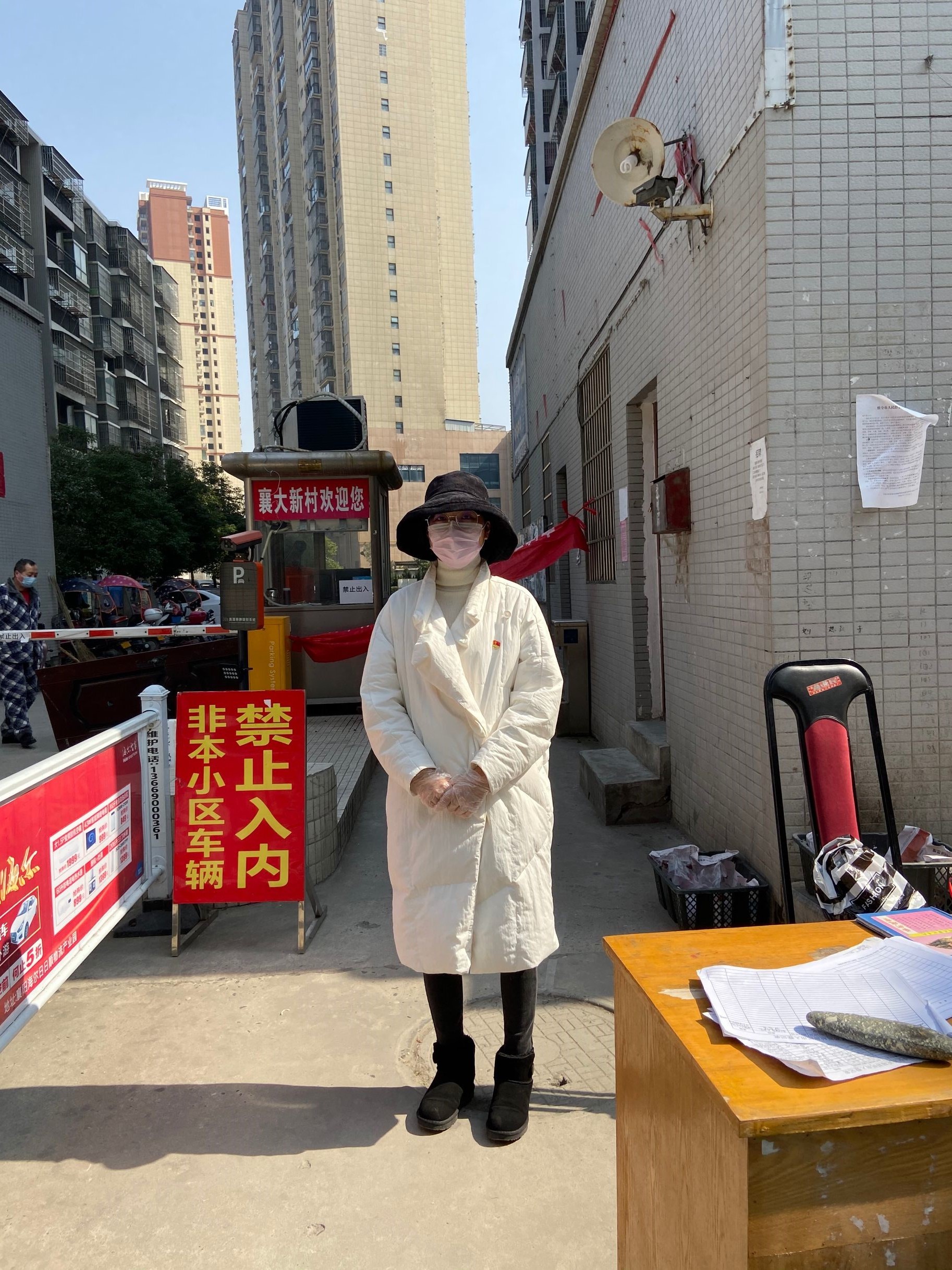 付梦晨同志在疫情防控现场.jpg