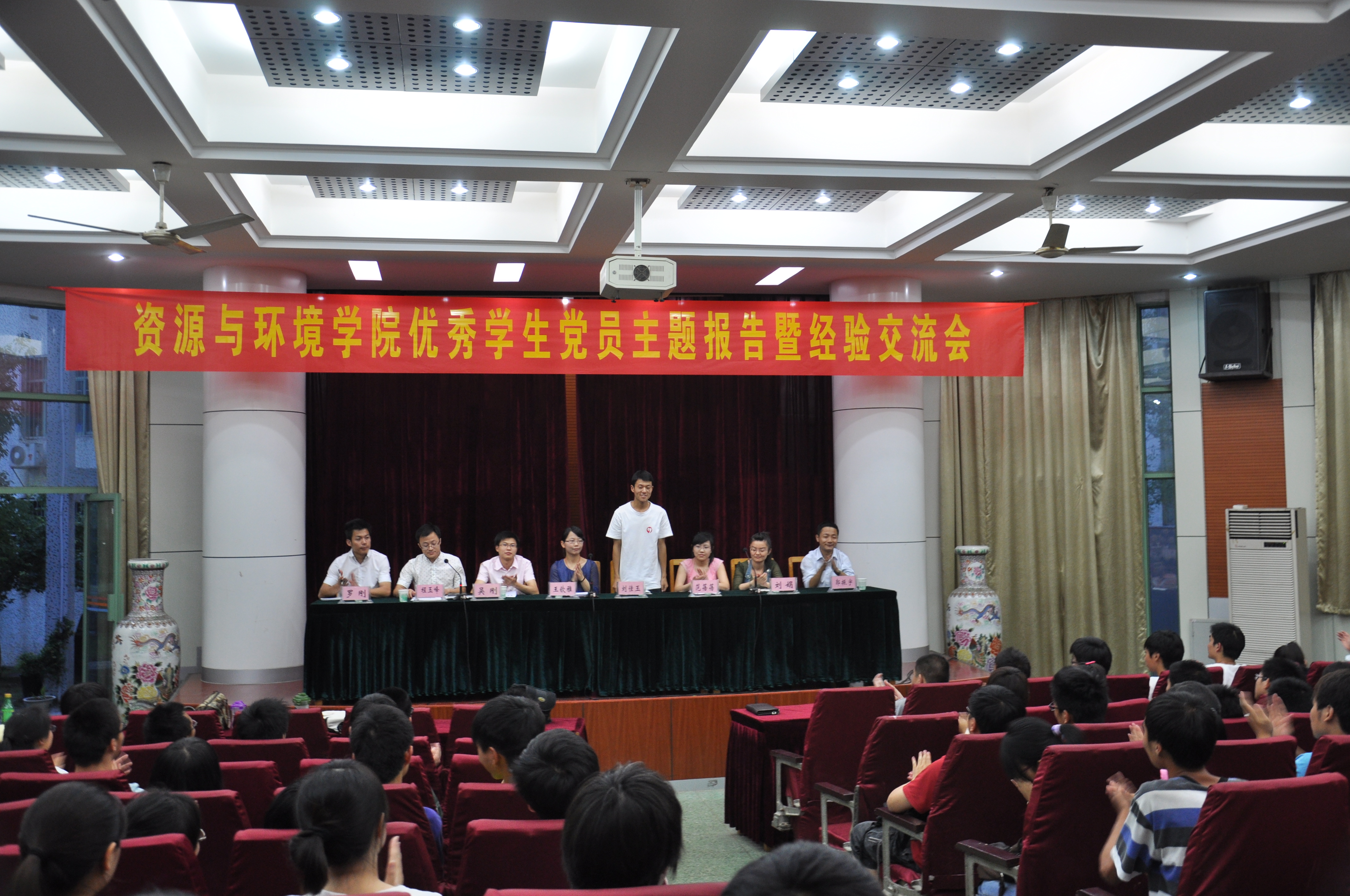 2012年5月17日，林学楼报告厅 (从左到右：罗刚、程玉峰、吴刚、王钦雅、刘佳玉、范蓓蓓、刘娟、郭振宇)。