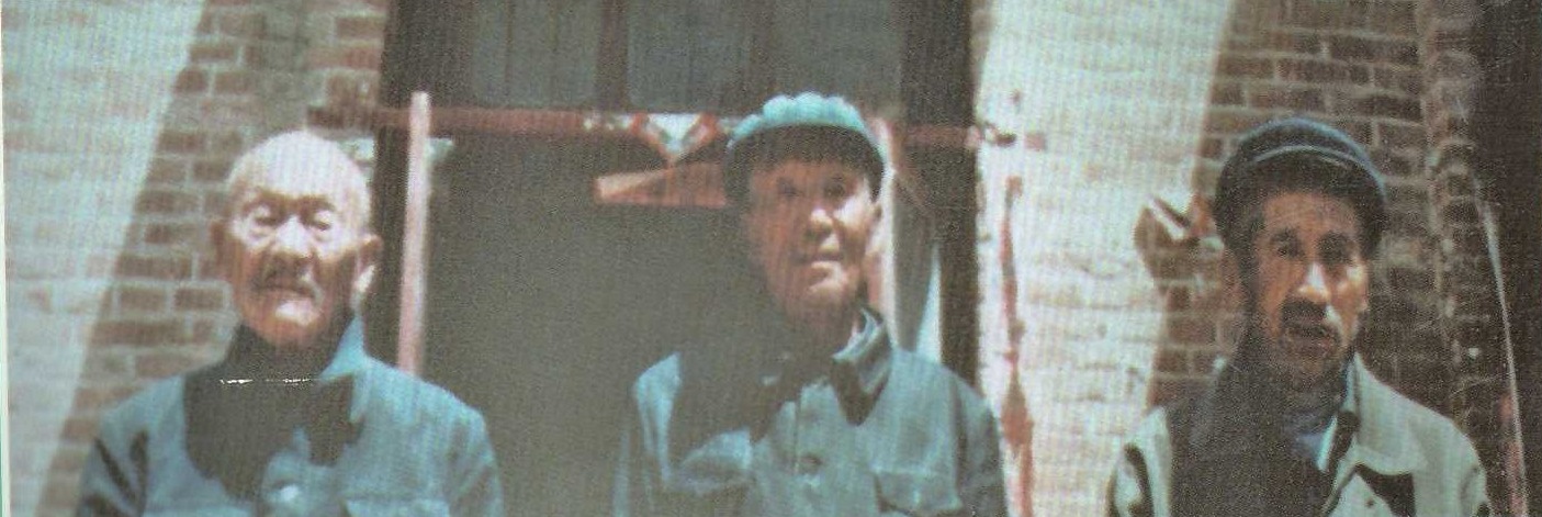 1947年刘邓大军强渡黄河时的水手苗庆福（右一）、苗庆宝（左一）、苗伍臣（中）.jpg