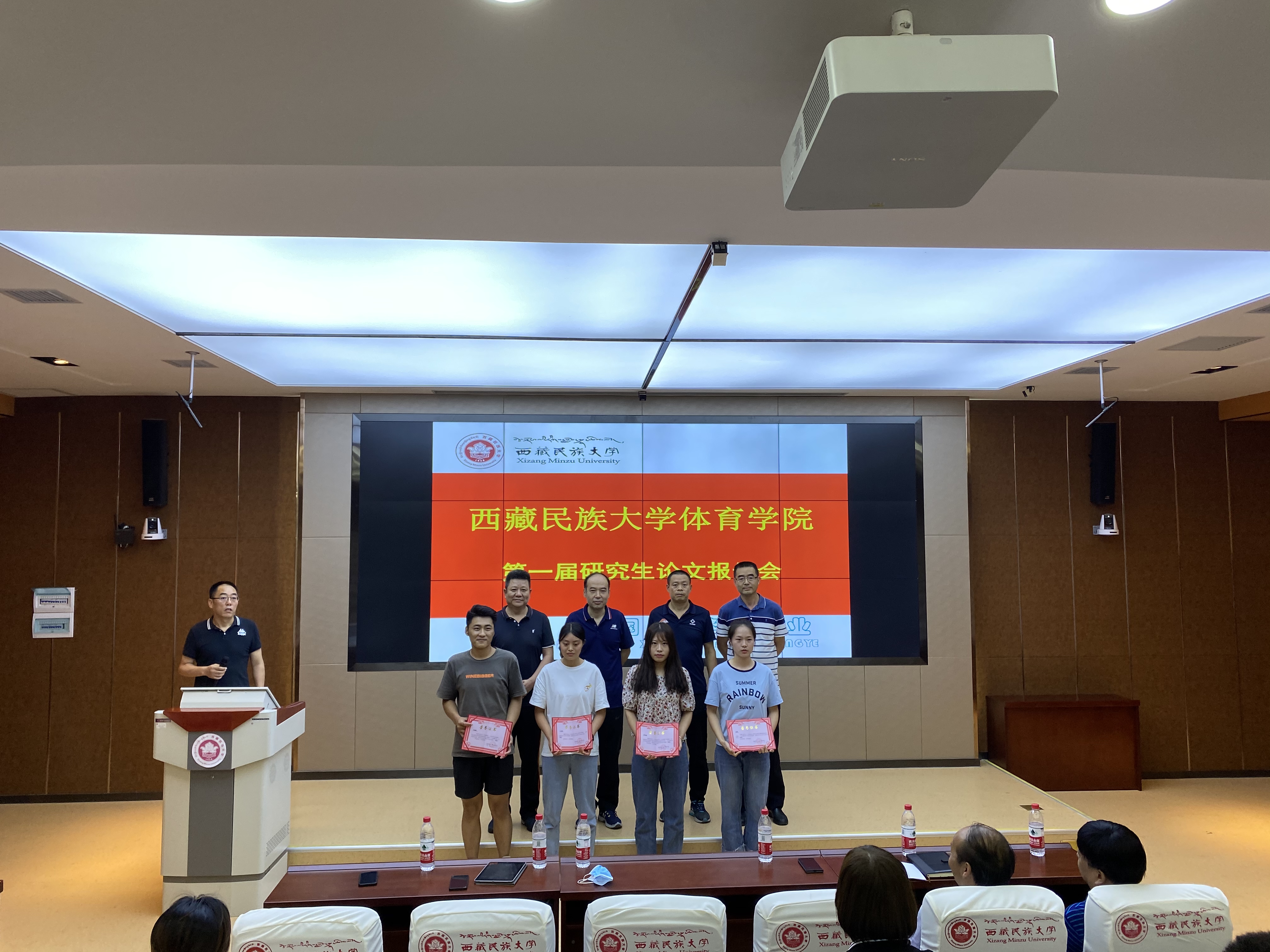 支部党员推进体育学科建设,指导研究生参加论文报告会.jpg 支部党员推进体育学科建设,指导研究生参加论文报告会.jpg