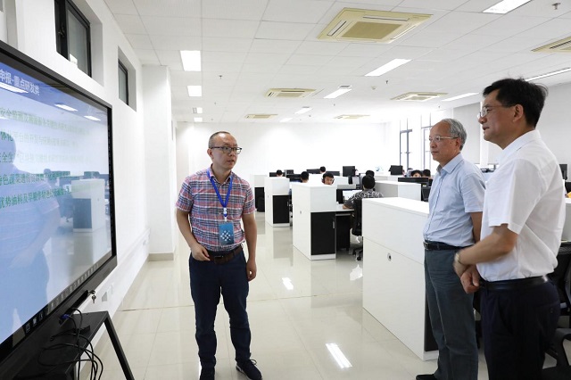 负责人汇报研究院建设情况.jpg