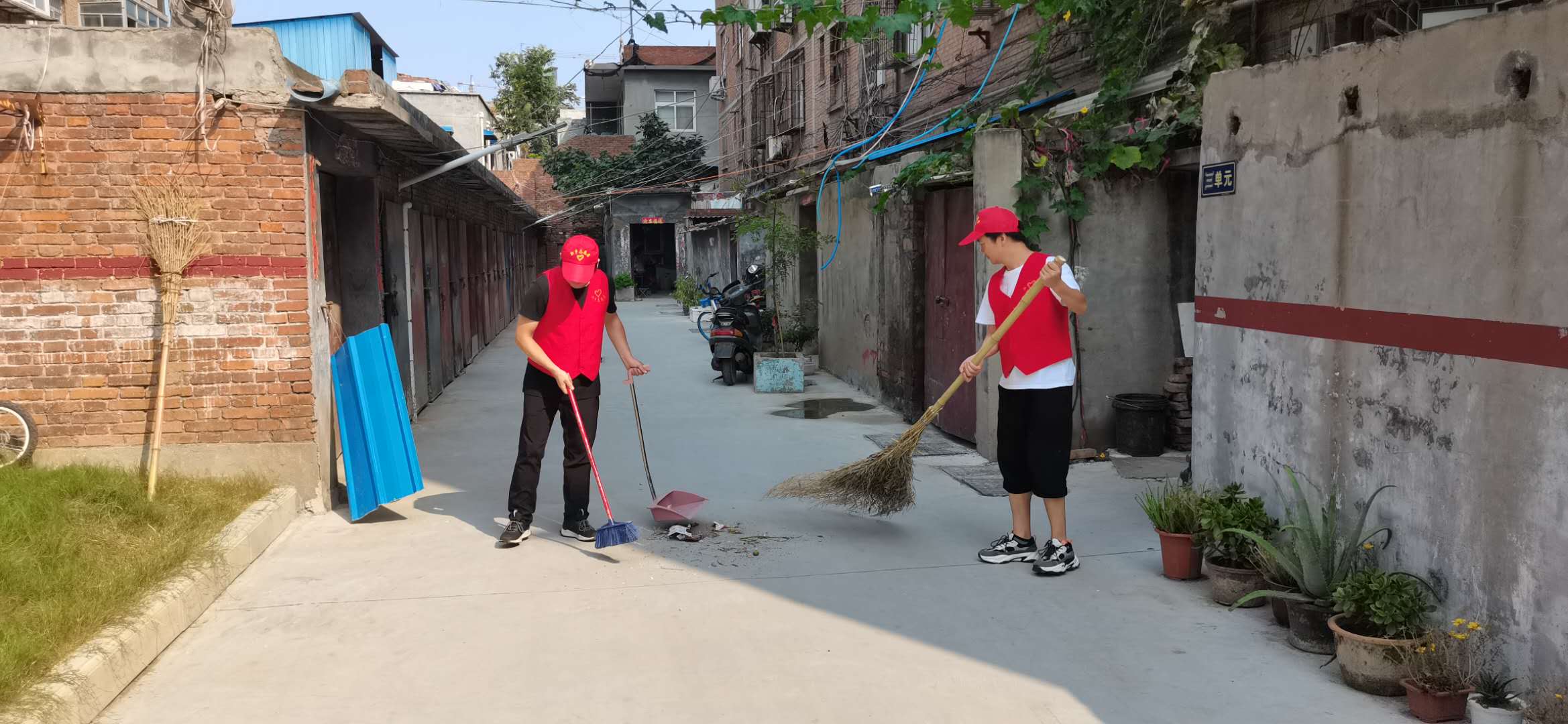 土木工程学院组织学生志愿者打扫教室卫生，为新学期开学做准备-土木工程学院