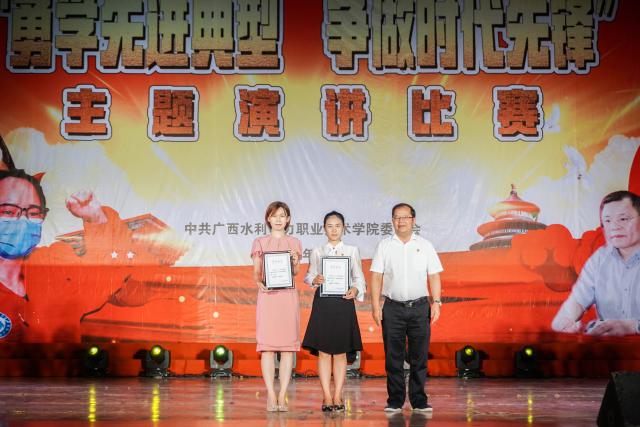 党委书记罗显克同志为获一等奖的参赛队颁奖.jpg