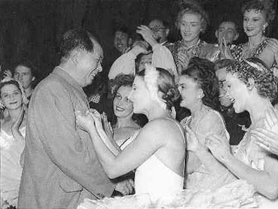 1957年10月29日，毛泽东观看苏联芭蕾舞团演出《天鹅湖》。