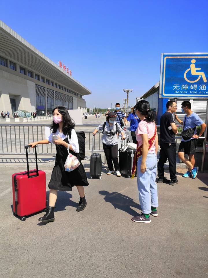 党员志愿服务学生返校1