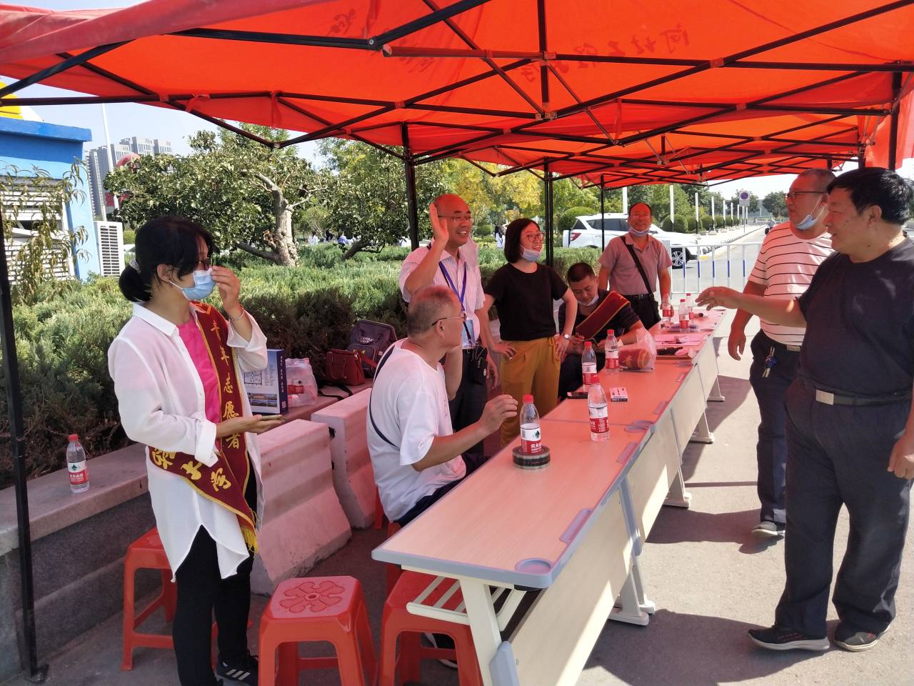 党员志愿服务学生返校3：学院领导带队到车站