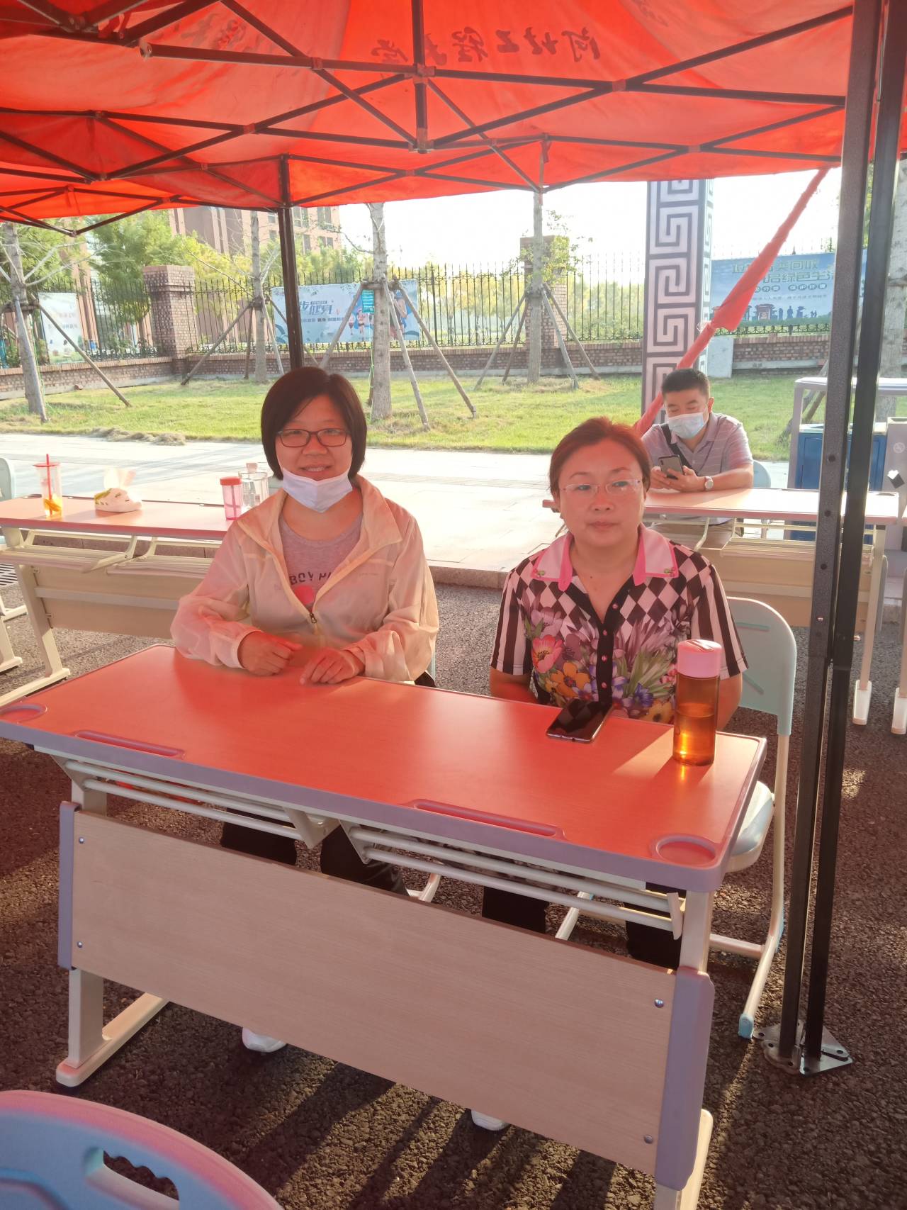 党员志愿服务学生返校6：在校南门的老师