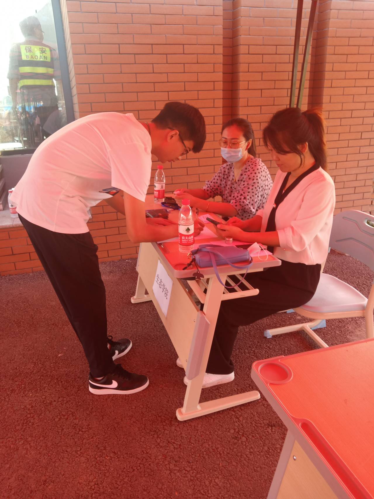 党员志愿服务学生返校7：在校西门的老师和返校同学