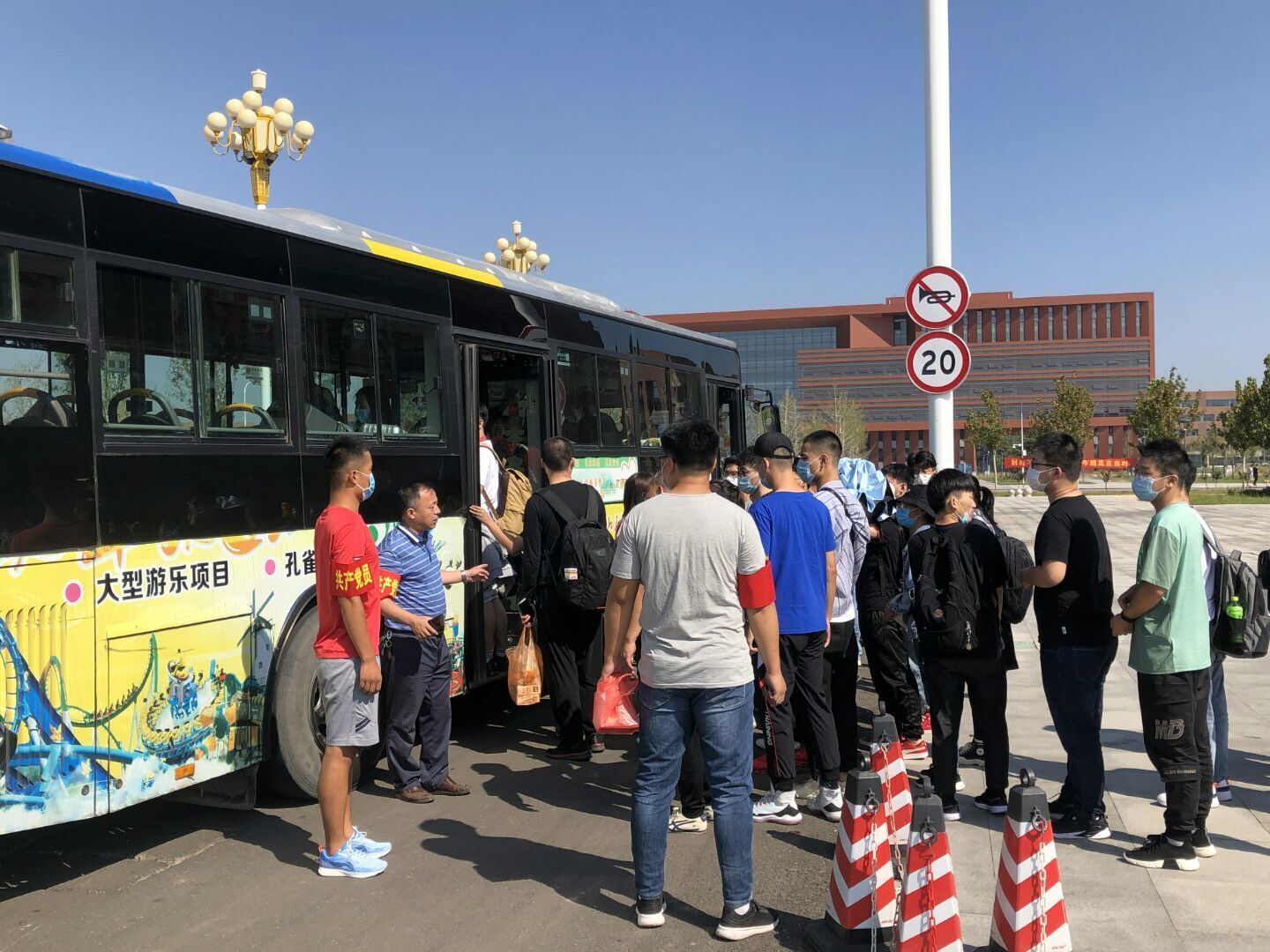 党员志愿服务学生返校0：校内组织同学乘车