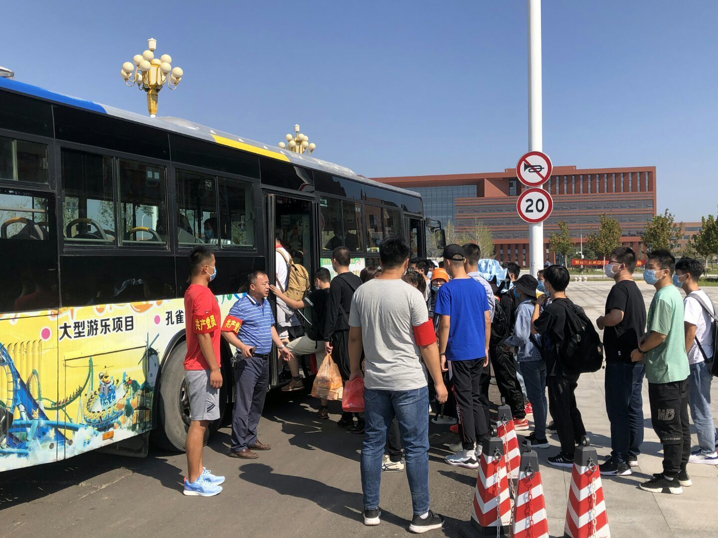 党员志愿服务学生返校01