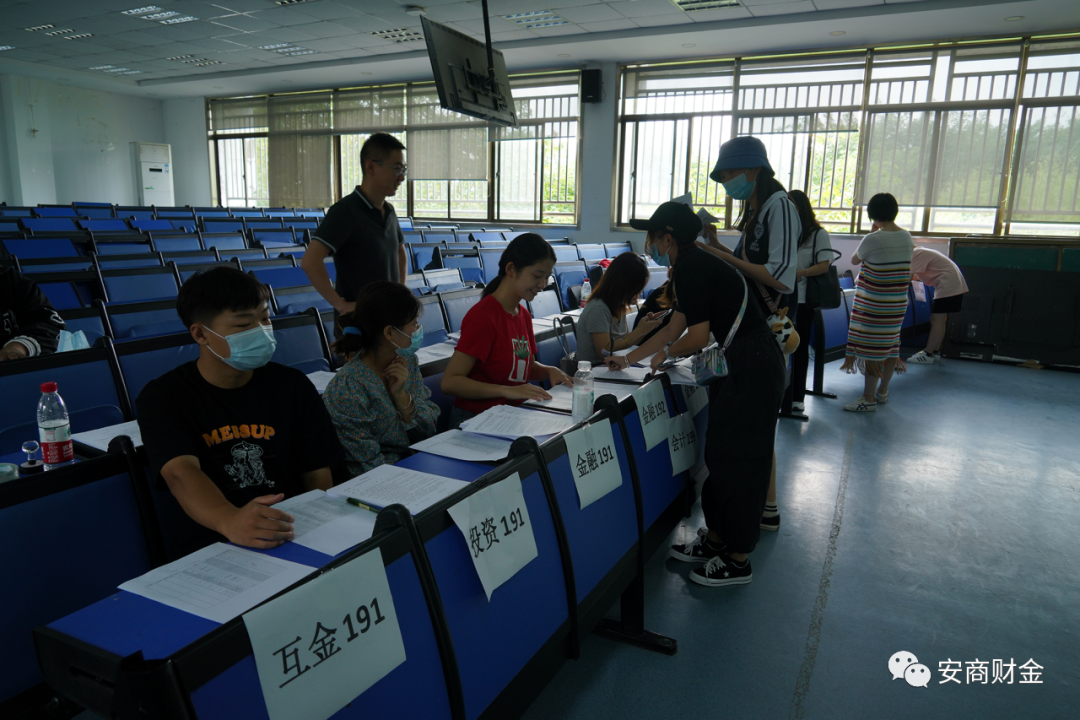 29月13日，学子们如约而至，学院的报到工作在严格的疫情防控措施下，有序进行。