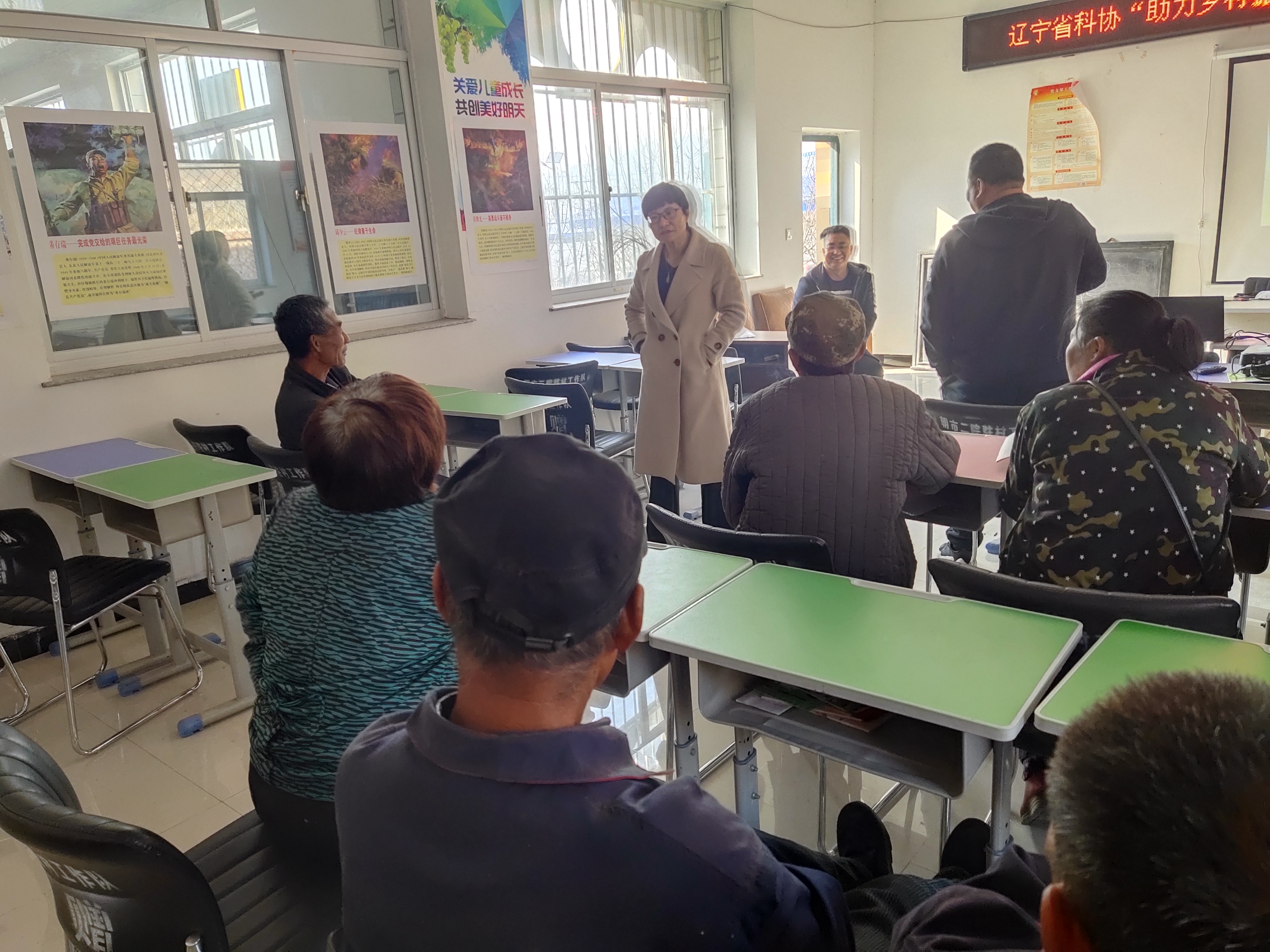 卜庆雁老师与农民交流.jpg