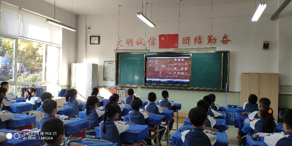 社区联建手拉手--魅力小学师生观看刘连钢老师的智能家居微课视频.jpg