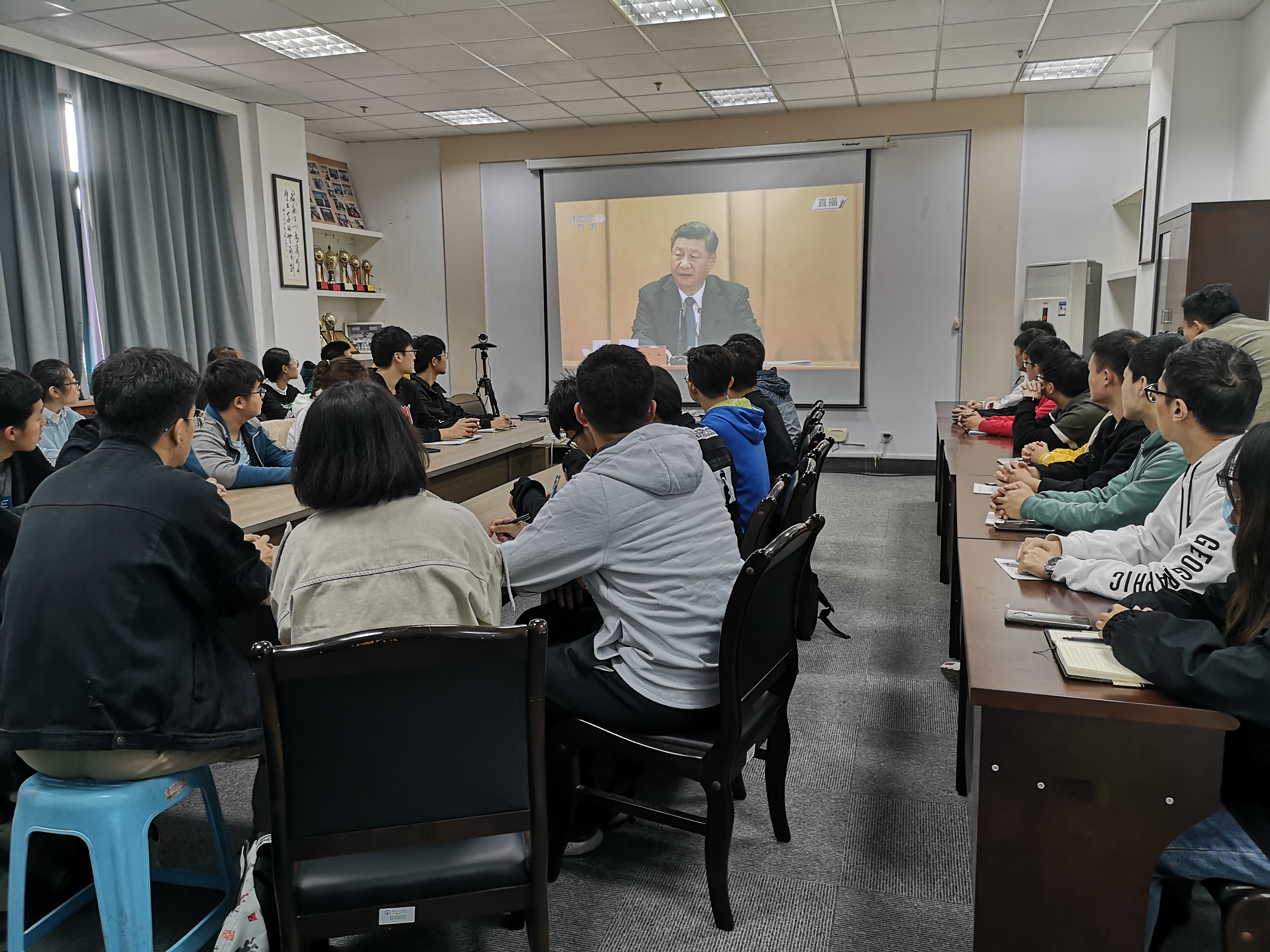 石油工程学院师生组织收看纪念抗美援朝70周年大会