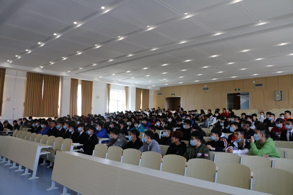 学生参加企业文化宣讲会.JPG