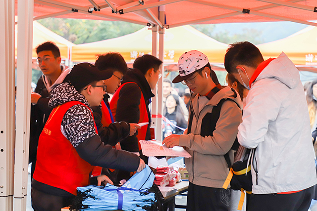 第十三届精弘毅行-志愿者助力毅行.jpg 第十三届精弘毅行-志愿者助力毅行.jpg