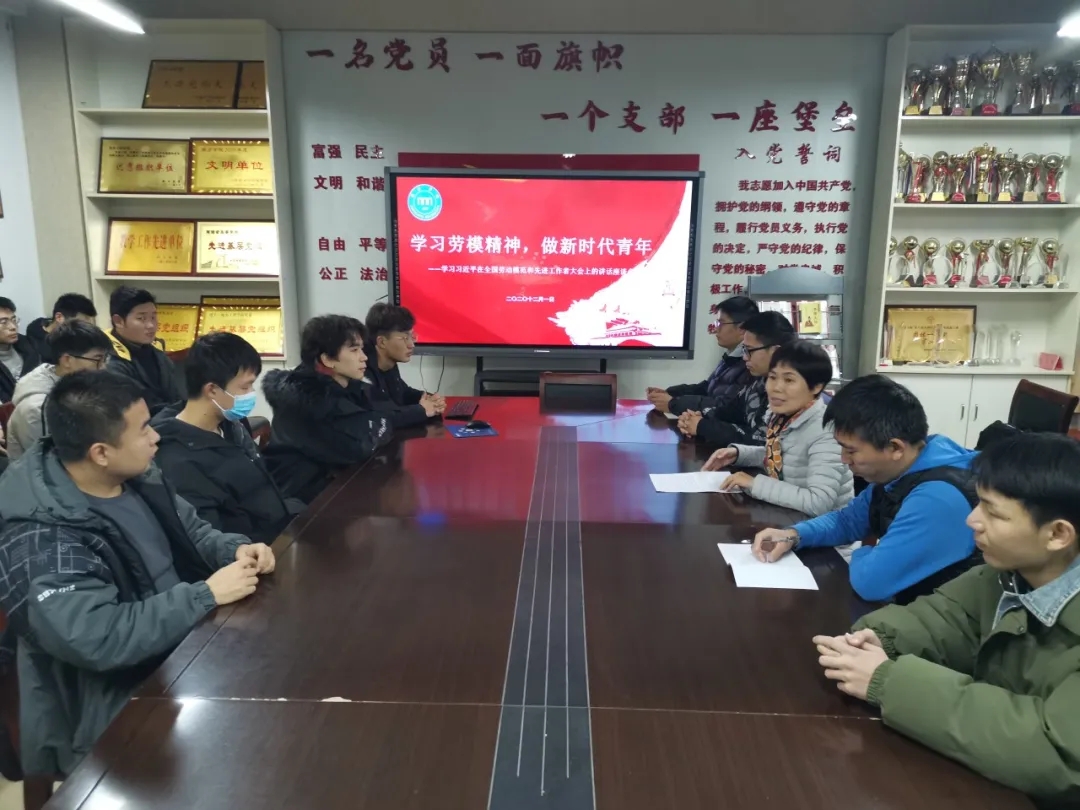 学生学习习总书记讲话座谈会.webp.jpg