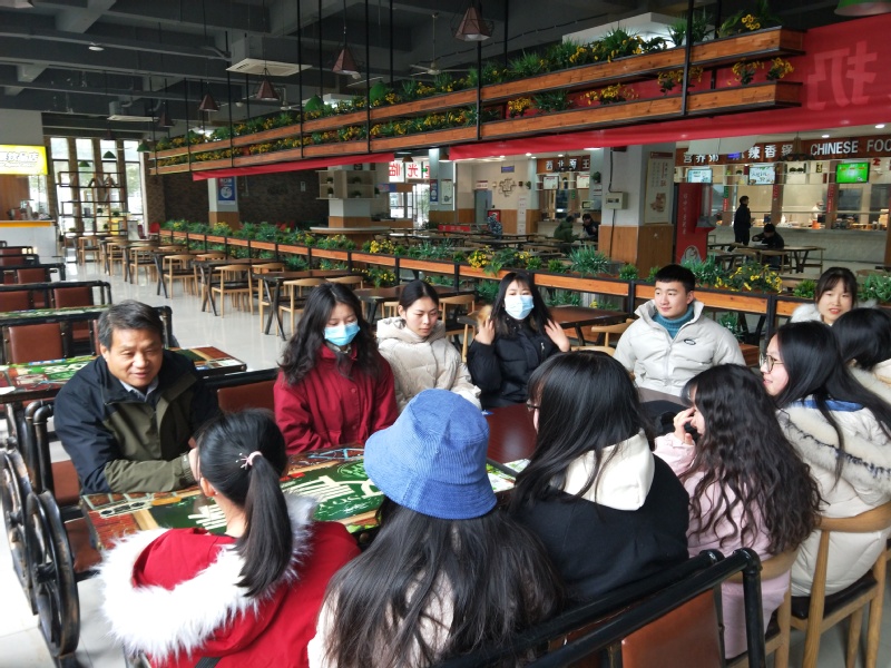 12月5日，校长瞿才新在学校南食堂一楼，就落实校领导联系基层“五个一”活动，召开联系点师生座谈会，深入开展调查研究。纺织服装学院纺织1811班班主任刘玲、纺织1811班学生及9118宿舍成员参加座谈会。

会上，刘玲汇报了班级的整体情况，瞿才新逐一询问学生的姓名、籍贯和家庭情况，与同学们交流纺织企业规模化、自动化程度等行业现状，了解同学们就业单位的落实情况及毕业设计的进展，勉励大家提高信心学好专业