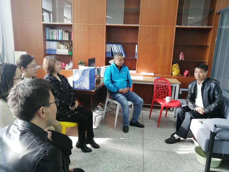 此外，瞿才新还紧密对接纺织服装学院现代纺织技术专业团队、第一党支部，指导专业团队推进教学改革，关心专业带头人、青年骨干教师的思想、学习、工作和生活，关心基层党支部建设，听取党支部和党员对学校工作的意见和建议，所对接的现代纺织技术专业建设成为江苏省品牌专业、第一党支部立项建设全国党建工作样板支部。